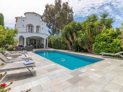 Property building, Garden view, Pool view, sunbed