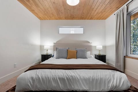 The Dacha House in Island Park