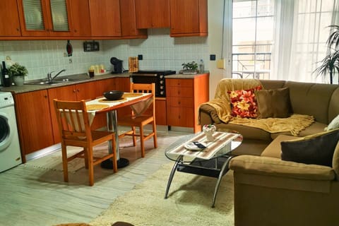 Living room, Seating area, Dining area, oven
