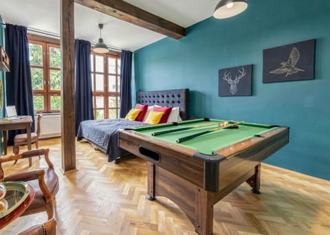 Billiard, Seating area, Bedroom