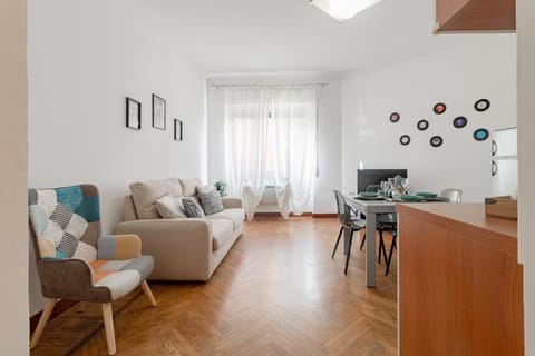 Living room, Seating area, Lunch