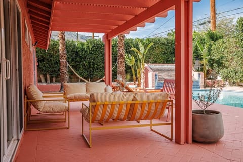 The Pink House - Palm Springs Gem with Private Pool & BBQ Villa in Palm Springs