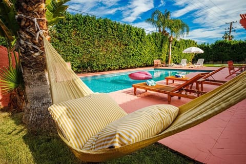 The Pink House - Palm Springs Gem with Private Pool & BBQ Villa in Palm Springs