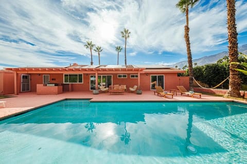 The Pink House - Palm Springs Gem with Private Pool & BBQ Villa in Palm Springs