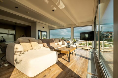Day, TV and multimedia, View (from property/room), Balcony/Terrace, Living room, Seating area, Evening entertainment