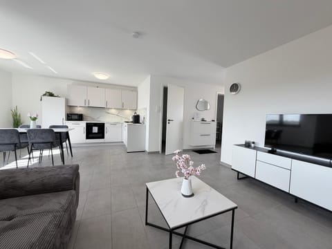 Communal lounge/ TV room, TV and multimedia, Kitchen or kitchenette, Living room, Seating area, Dining area, stove