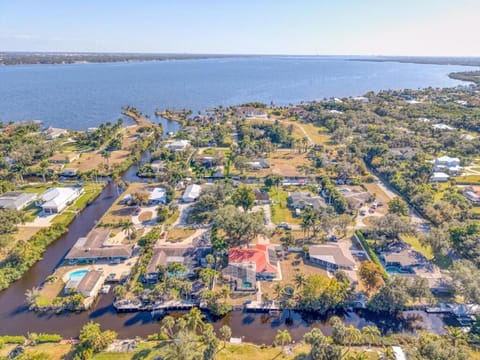 Villa En-haccore & Walfare next to ELRIO Golf Club-Heated Pool House in Lochmoor Waterway