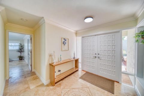 Villa En-haccore & Walfare next to ELRIO Golf Club-Heated Pool House in Lochmoor Waterway