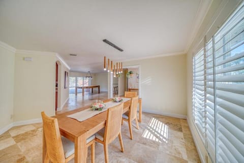 Villa En-haccore & Walfare next to ELRIO Golf Club-Heated Pool House in Lochmoor Waterway