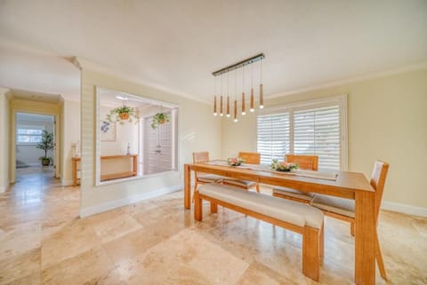 Villa En-haccore & Walfare next to ELRIO Golf Club-Heated Pool House in Lochmoor Waterway