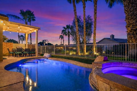 Patio, Garden, Hot Tub, Dining area, Swimming pool, Sunset