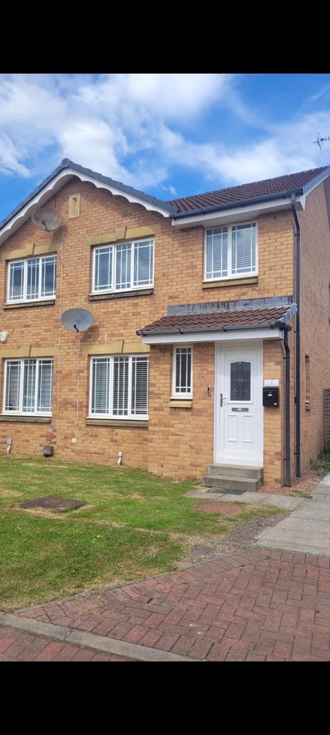 Stylish, Modern 3 bedroom house, free parking x 2 House in Glasgow