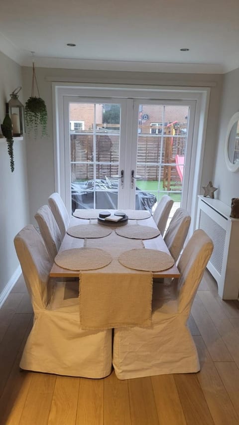 Stylish, Modern 3 bedroom house, free parking x 2 House in Glasgow