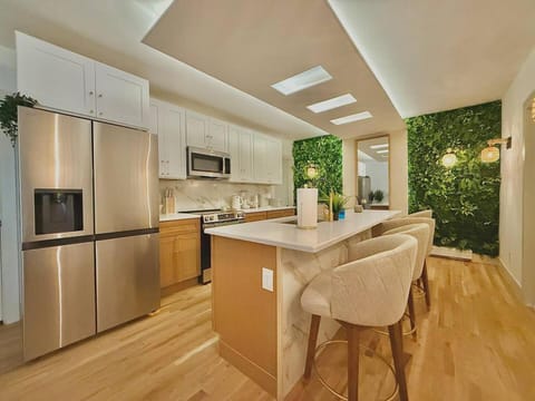 Kitchen or kitchenette, Seating area, Dining area, oven, stove