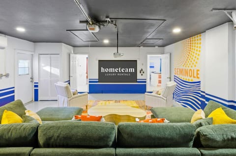 Play & Stay - Pool - Hot Tub - Movie Theater Room House in Seminole