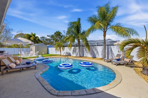 Play & Stay - Pool - Hot Tub - Movie Theater Room House in Seminole