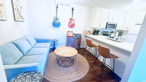 Walk .9 to Toomer's, 2BD/2BTH, 4 Queens, 2 sofabed Apartment in Auburn