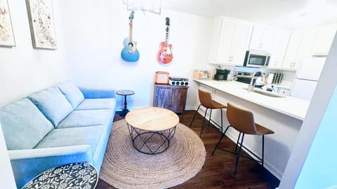 Walk .9 to Toomer's, 2BD/2BTH, 4 Queens, 2 sofabed Apartment in Auburn