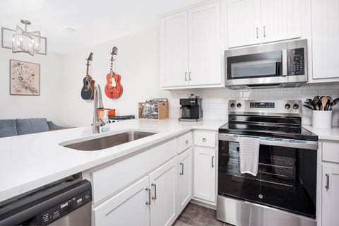 Walk .9 to Toomer's, 2BD/2BTH, 4 Queens, 2 sofabed Apartment in Auburn