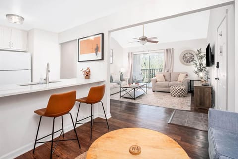 Walk .9 to Toomer's, 2BD/2BTH, 4 Queens, 2 sofabed Apartment in Auburn