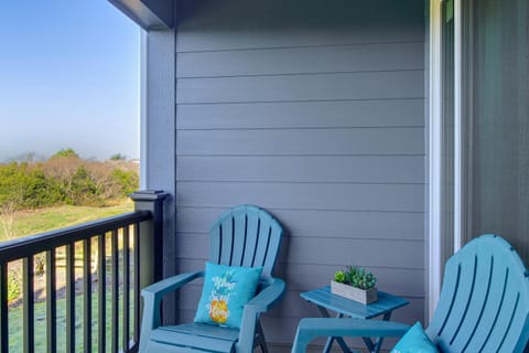 Relax and Unwind by the Sea! Unit in Ocean Shores Apartment in Ocean Shores