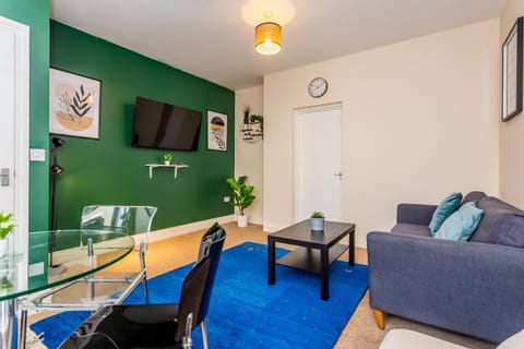 TV and multimedia, Living room, Seating area, Evening entertainment