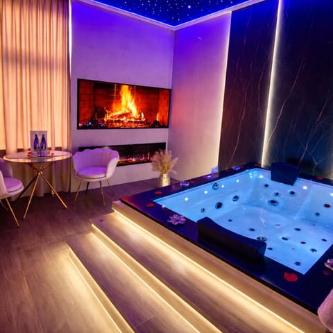 Hot Tub, TV and multimedia, fireplace