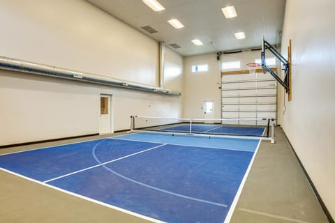 Hot Tub and Rec Room at Massive Bear Lake Home! House in Garden City