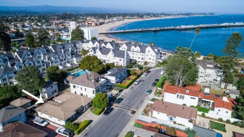 Property building, Nearby landmark, Day, Neighbourhood, Natural landscape, Bird's eye view, Beach, City view, Sea view, Street view, Location, Parking