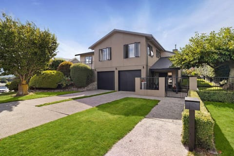 Property building, Garden, Garden view, Street view, Parking