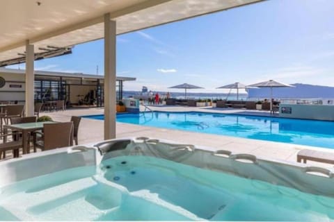 Hot Tub, Swimming pool