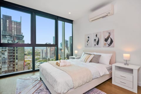 Bed, TV and multimedia, View (from property/room), View (from property/room), Bedroom, Landmark view, towels, towels, wardrobe