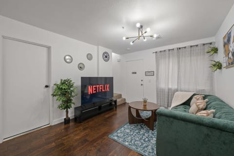 LuxuryCondo DTAlhambra Near Starbucks Free2Parking Apartment in Alhambra