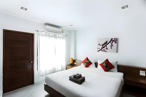 Bed, Photo of the whole room, Bedroom, air conditioner
