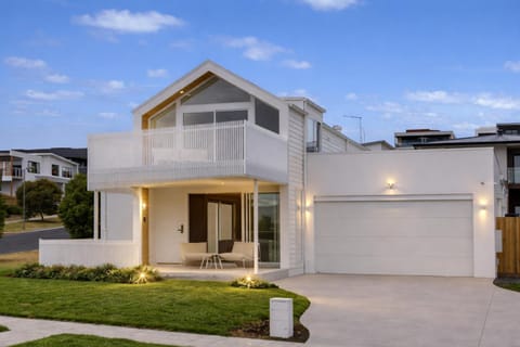 Patio, Facade/entrance, Garden, Balcony/Terrace, Parking