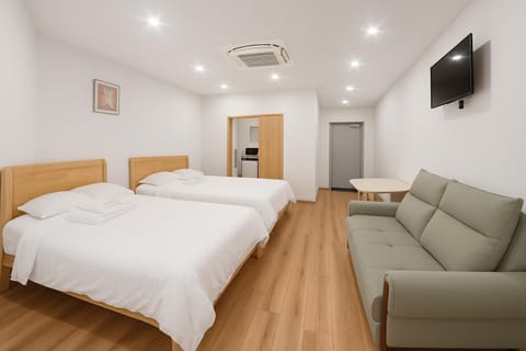 Bed, Living room, Photo of the whole room, Bedroom, air conditioner