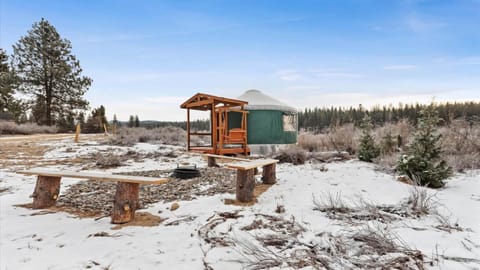 Toilet, Property building, Natural landscape, Children play ground, Fishing, Hot Tub, Skiing, Coffee/tea facilities, Dining area, Hiking, Hiking, Cycling, Public Bath, Parking, fireplace, internet, internet, pet friendly, kitchen