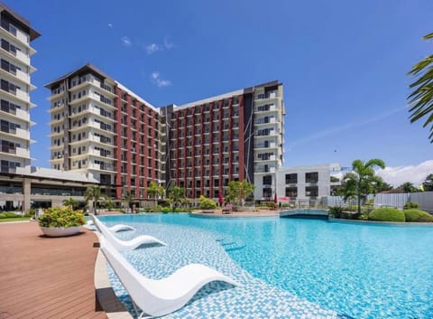 Property building, Pool view, Swimming pool, Swimming pool, sunbed