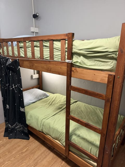 Bed, towels