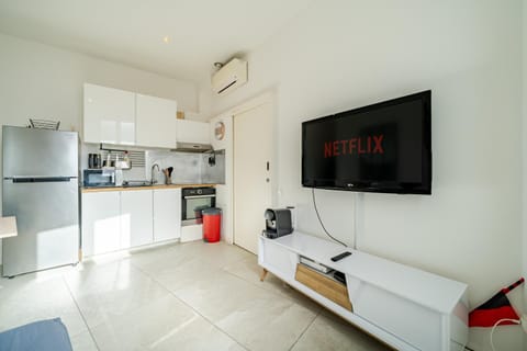 Communal lounge/ TV room, TV and multimedia, Kitchen or kitchenette, Living room, Seating area, oven, stove, air conditioner