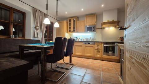 Kitchen or kitchenette, Seating area, Dining area, stove