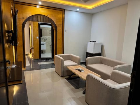 Property building, People, Photo of the whole room, Business facilities
