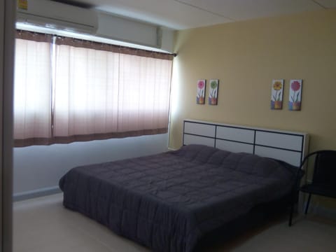 Staff, Bed, People, children, young children, group of guests, Family