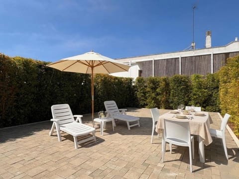 Patio, Dining area, sunbed