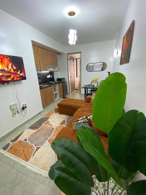 TV and multimedia, Kitchen or kitchenette, Living room, Seating area, Dining area, stove