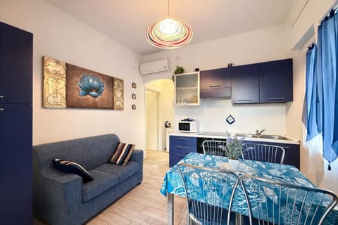 Kitchen or kitchenette, Living room, Seating area, Dining area, oven, stove
