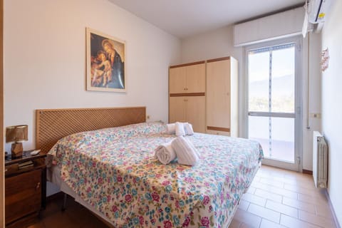 Photo of the whole room, Bedroom, towels, wardrobe