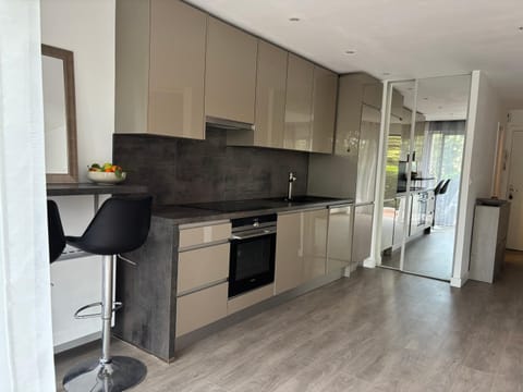 Kitchen or kitchenette, Breakfast, dishwasher, oven, stove