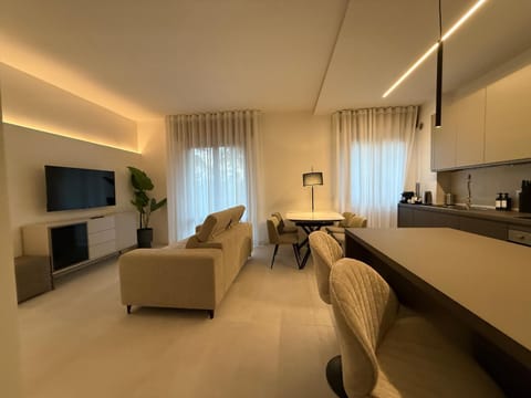 TV and multimedia, Kitchen or kitchenette, Living room, Seating area, Dining area, hair dresser, minibar