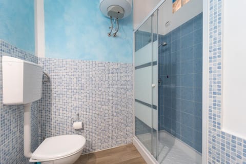 Shower, Toilet, Bathroom, bidet, towels